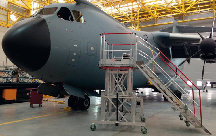 Access and maintenance equipment for aircraft