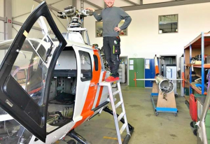 echelle-a-marche-pour-maintenance-helices-helicoptere-bo-105