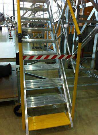 Mobile and height adjustable platforms for rear door access - Boeing and Airbus