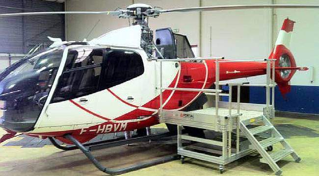 Mobile helicopter maintenance stepladder