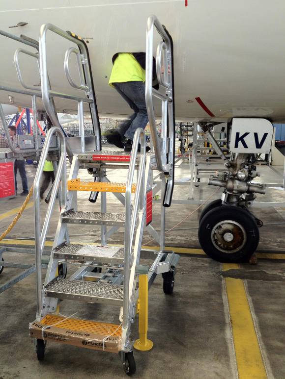 Technical runway stepladder for cargo bay access