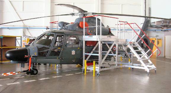 Escabeau et plateforme d'accès pour hélicoptère - Equipements aéronautiques