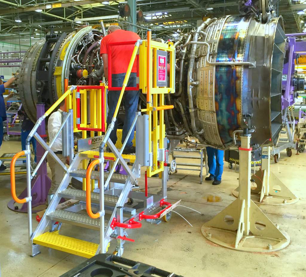 MOBILE PLATFORM FOR MOTOR ASSEMBLY ACCESS - Fortal