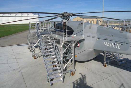 Platforms for access and maintenance operations on Super Frelon helicopter