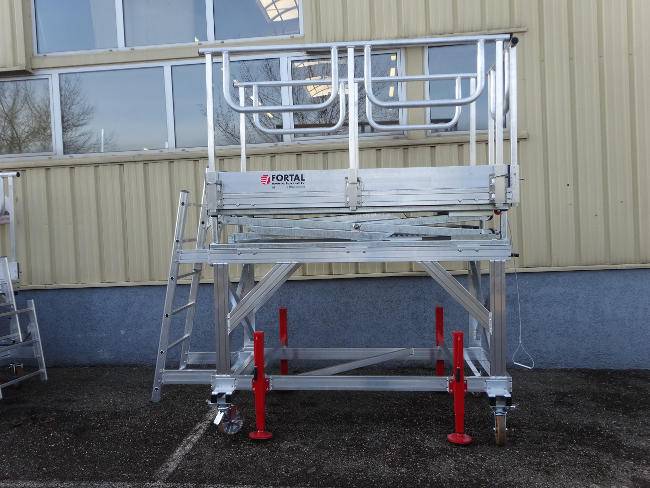 Height adjustable platform for maintenance operations for Airbus and Boeing